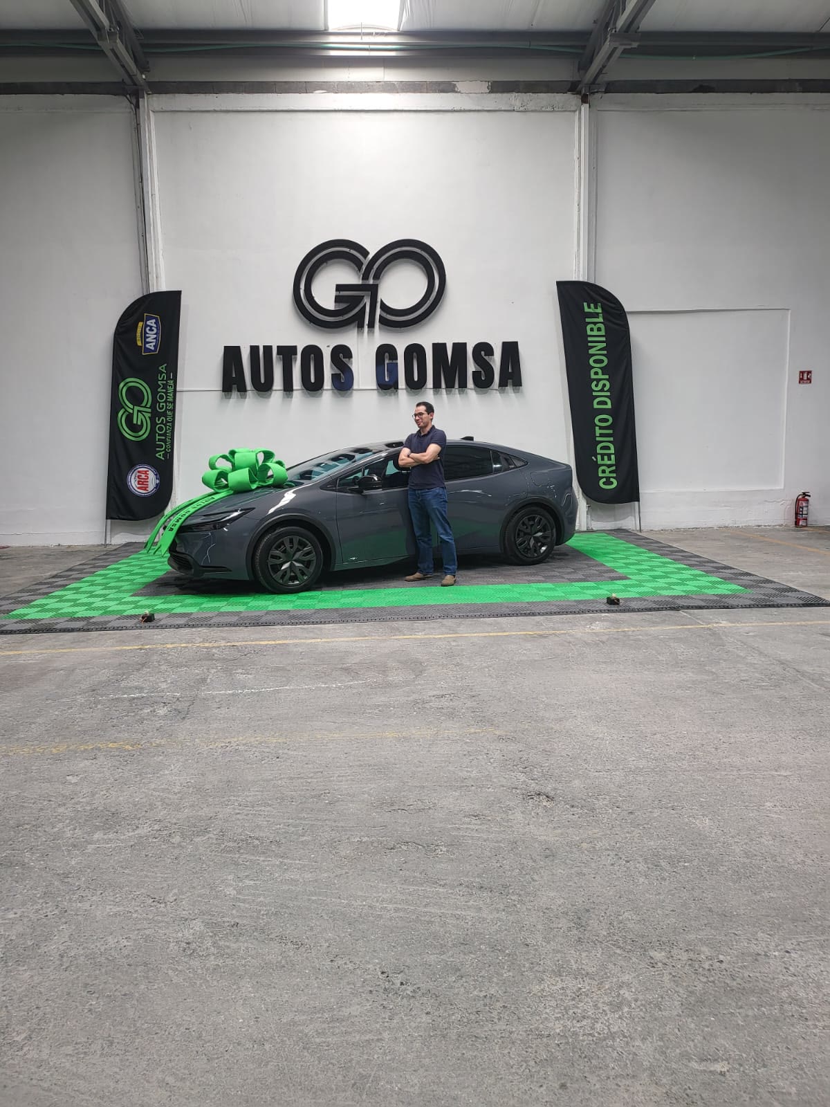 Cliente recibiendo su auto en Autos Gomsa