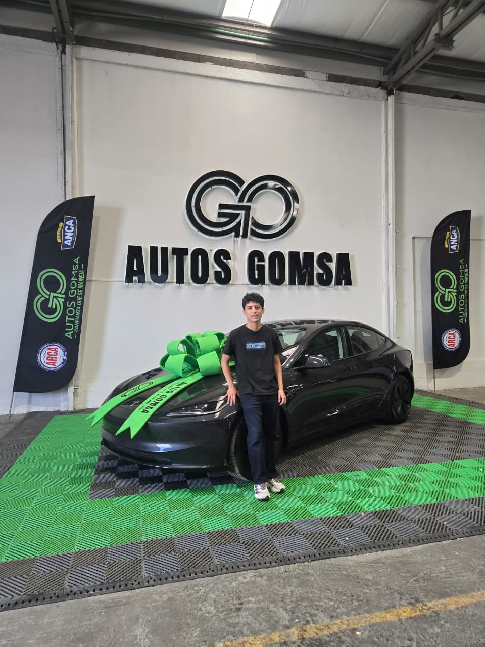 Cliente recibiendo su auto en Autos Gomsa