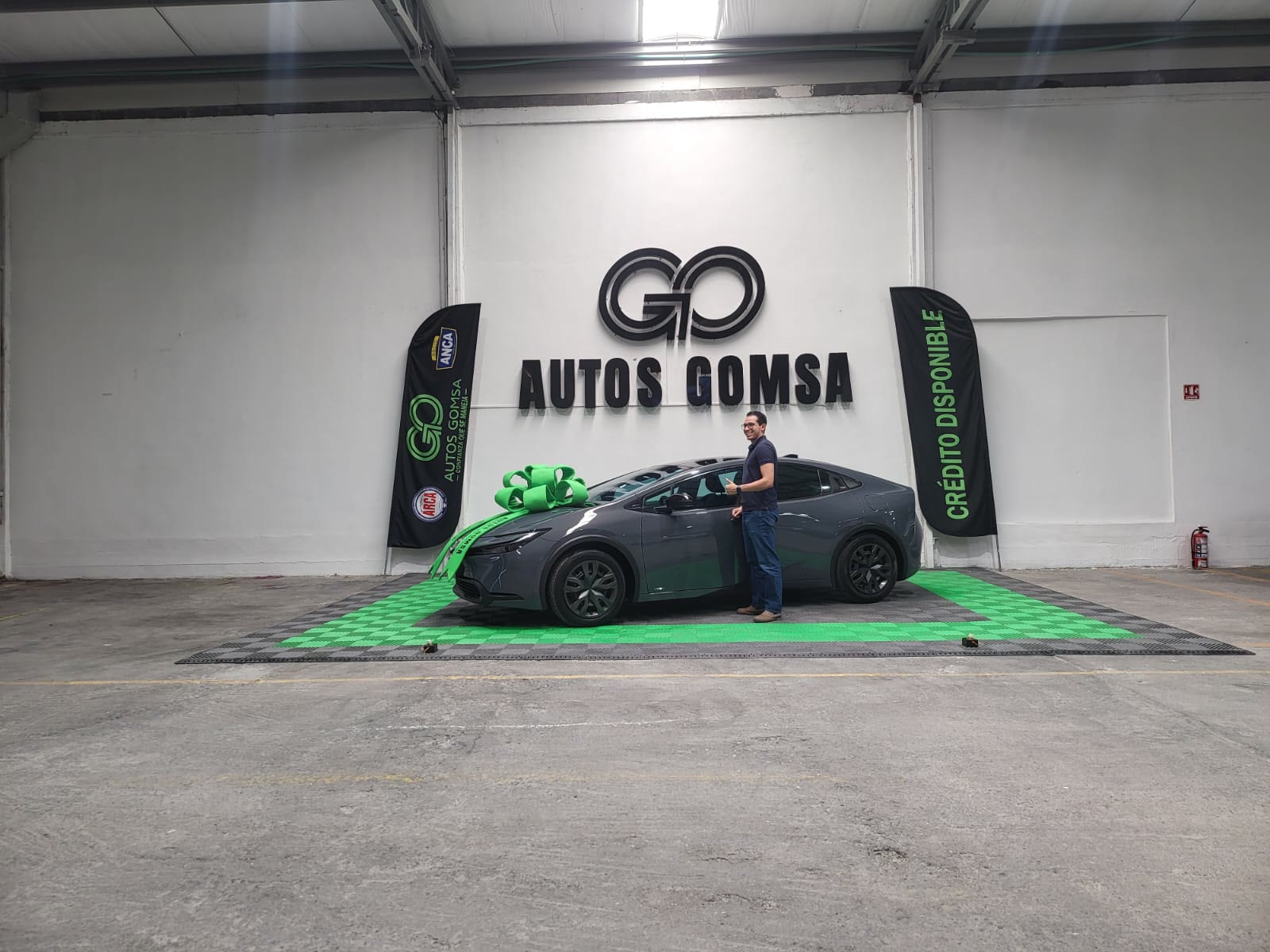 Cliente recibiendo su auto en Autos Gomsa