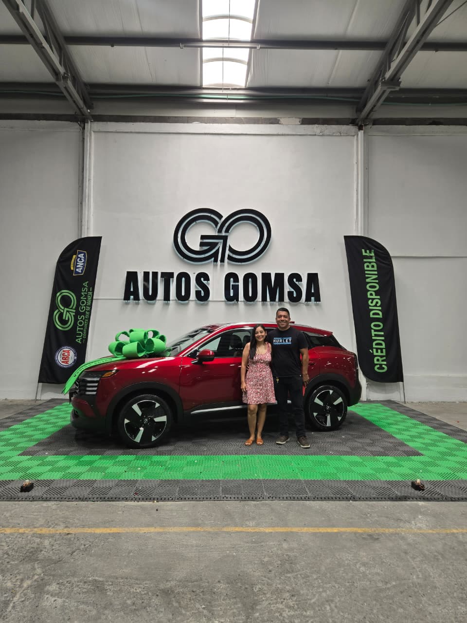 Cliente recibiendo su auto en Autos Gomsa