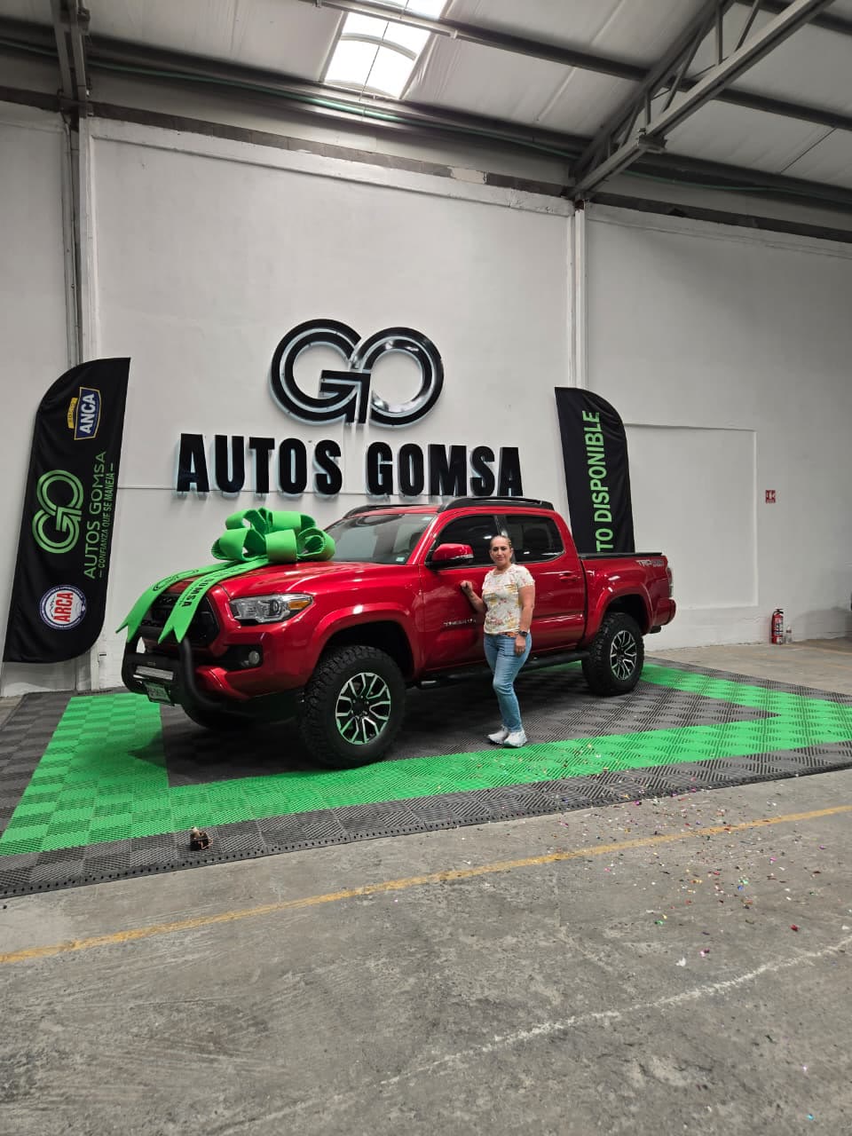 Cliente recibiendo su auto en Autos Gomsa