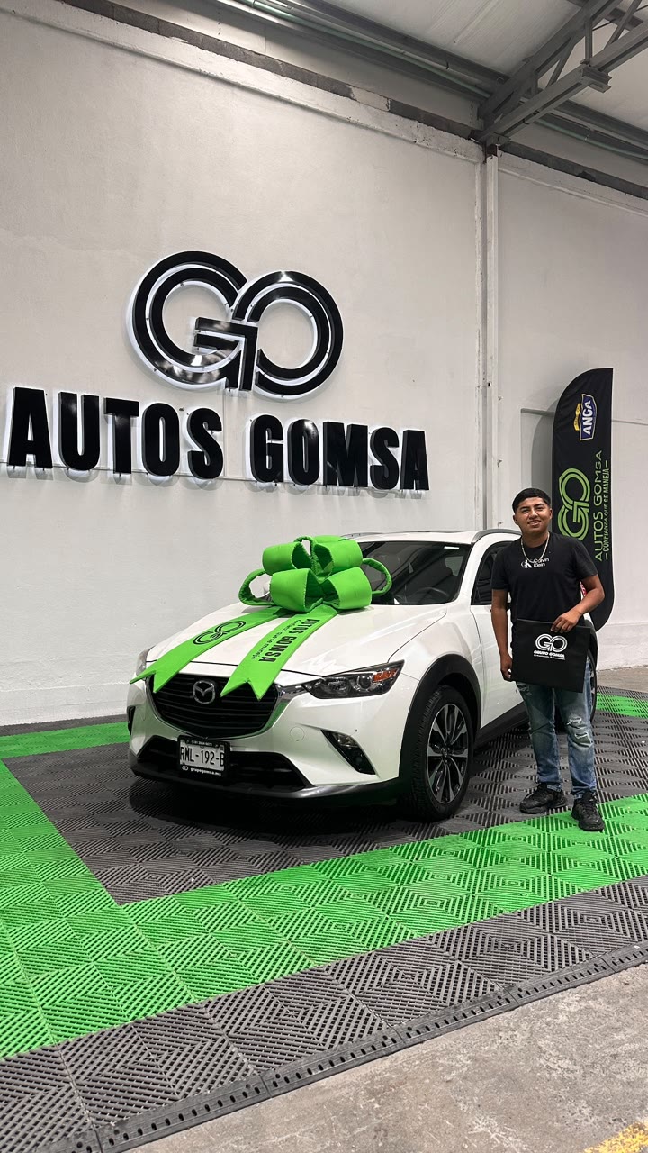 Cliente recibiendo su auto en Autos Gomsa